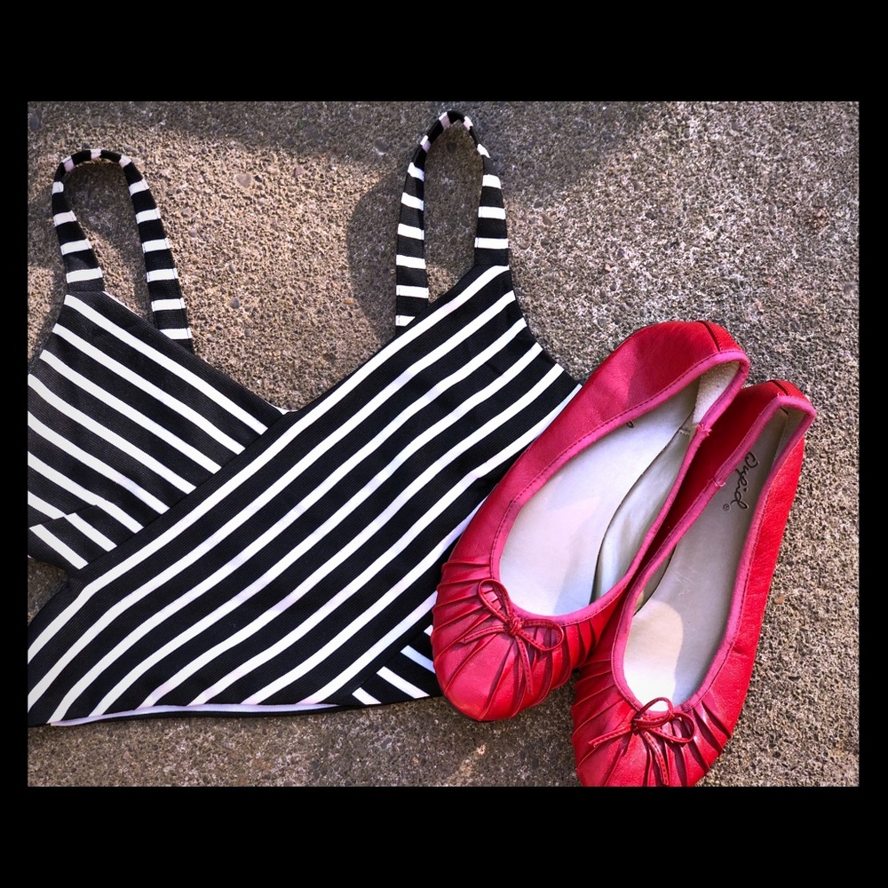 NWOT black and white super cute crop top!
